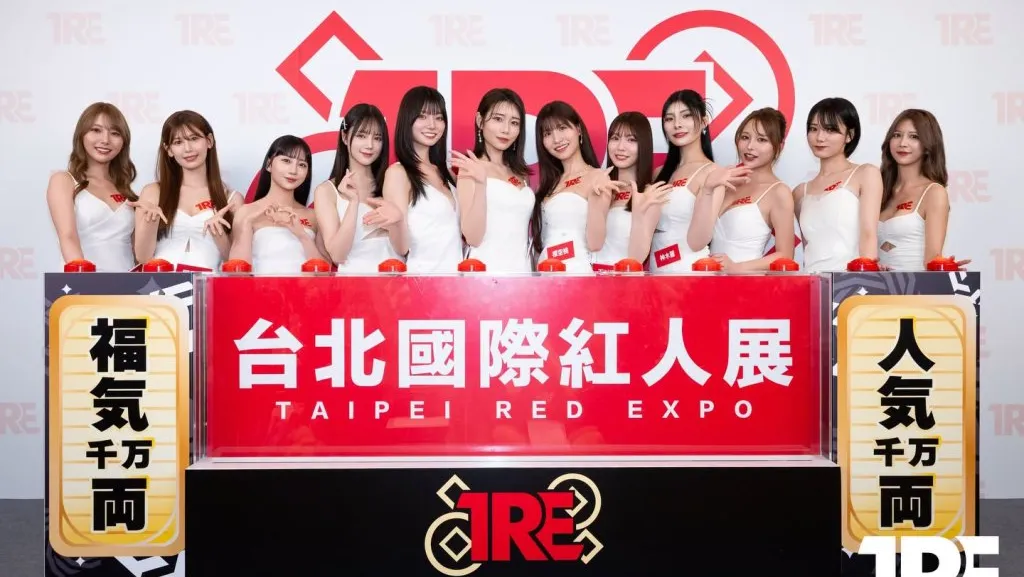 TRE成人展「輪椅男站起來拍女模」 網友笑稱:醫學奇蹟