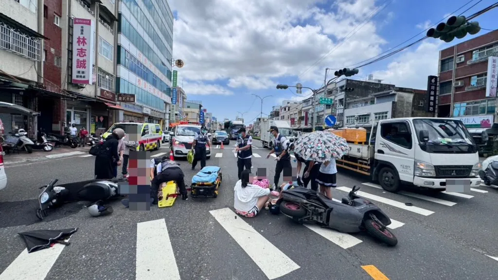 快訊／「人肉砲彈」撞四貼機車！高雄翁闖紅燈撞噴媽媽+3女兒　他魂斷亡