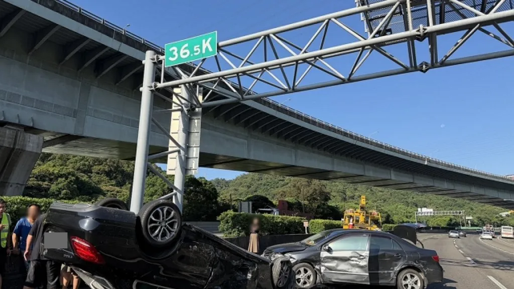 國道1號4車相撞賓士車翻覆！　車內兩人受傷送醫