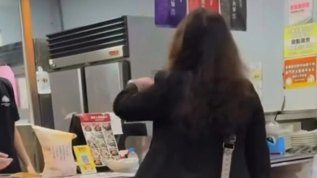 影/疑不滿等20分鐘鍋貼還沒好!女顧客當場開罵 店員反擊:都不用煮生的直接給妳喔?