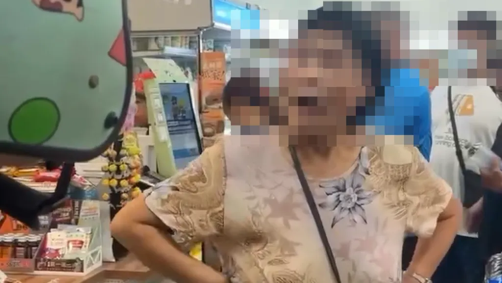 影／澎湖奇葩大媽！超商拉女顧客內衣還說「她以為她很漂亮」　警方回應了