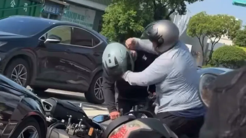 影／加倍奉還！中壢2騎士疑行車糾紛上演回合制格鬥　男先打4拳「反被連轟8拳」擋風鏡噴飛