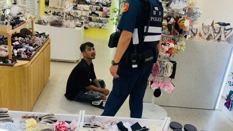 醉倒店內賴著不走友人憤而丟包　泰籍男子酒後失態警到場勸離