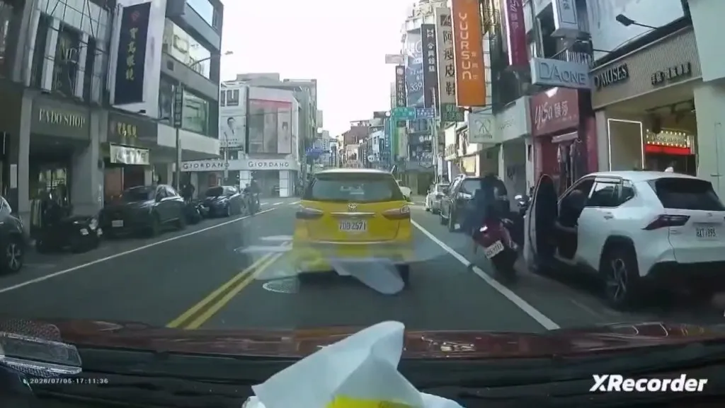 影/差點爆頭!桃園阿伯開門殺擊落騎士「倒地險遭小黃輾」 下車再開一次差點擊落第2人
