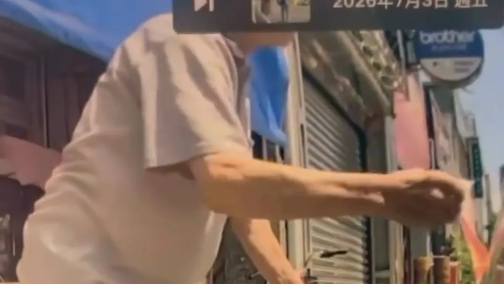 影／停路邊被阿伯灌三秒膠　特斯拉車門關不起來無法行駛！車主怒提告毀損