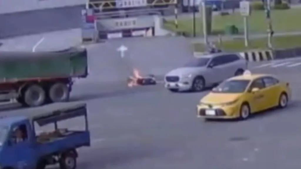 汐止火燒車!機車與砂石車擦撞倒地起火 女騎士全身多處燒燙傷挫傷