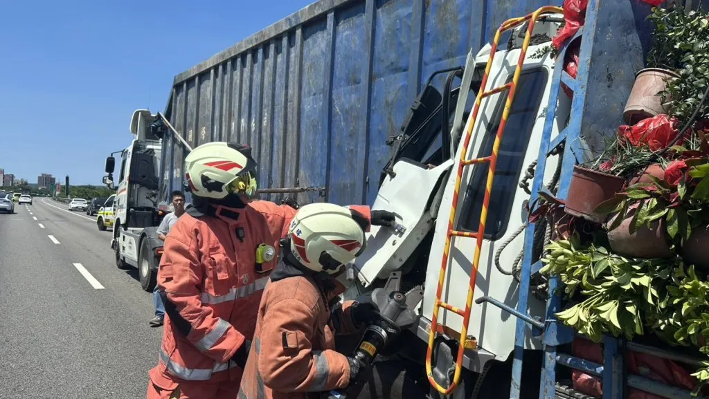 國道1號新竹路段聯結車追撞大貨車! 兩人受傷