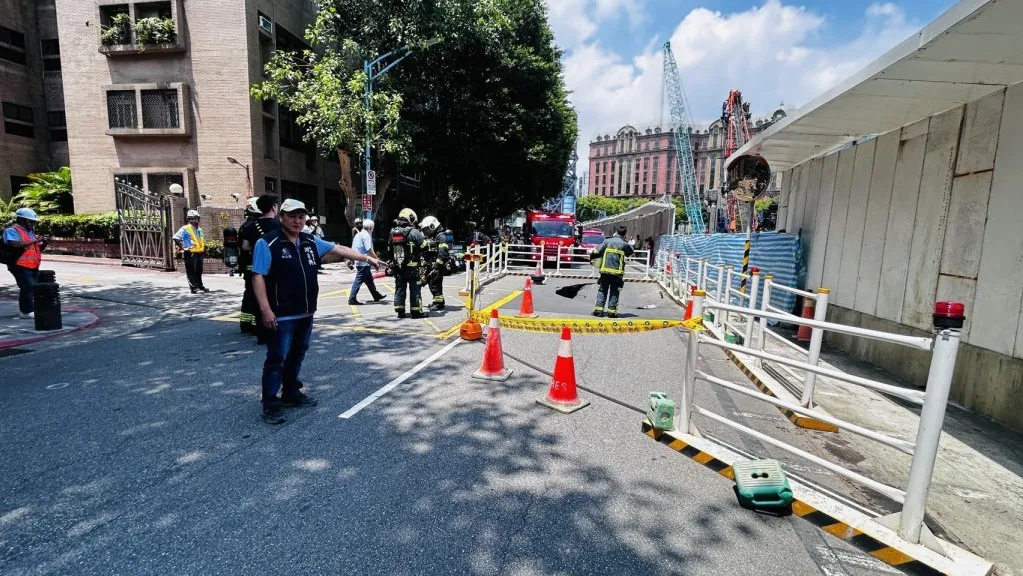 台北市敦化北路道路突塌陷瓦斯外洩！　警消緊急封鎖警戒