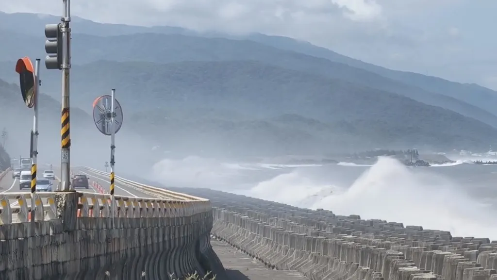 巴威颱風掀驚人長浪！南迴海岸巨浪狂襲道路 民眾直擊：外側車道已封閉