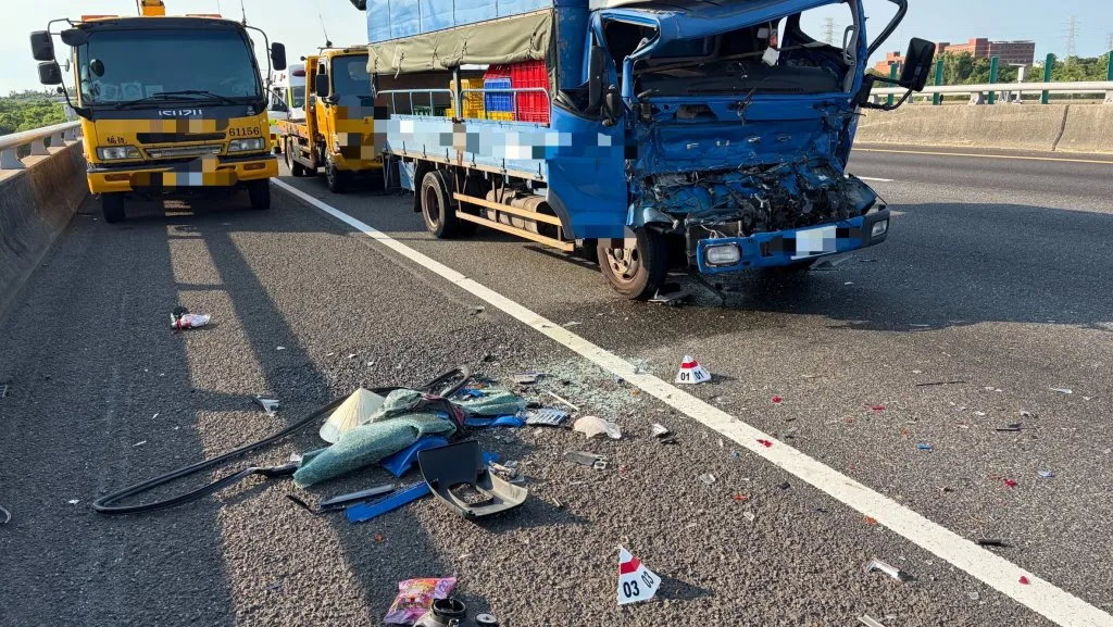 國1台南新市段死亡車禍！小貨車追撞半聯結車　51歲駕駛送醫不治