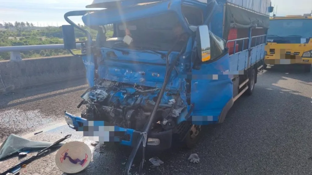 國1死亡車禍！南向336.2k小貨車猛撞聯結車　64歲駕駛送醫不治
