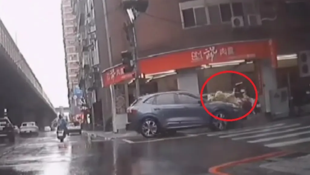 撞擊畫面曝光! 三重休旅車撞飛81歲騎腳踏車婦人另撞10車