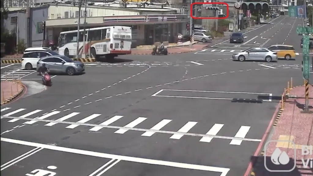 高鐵接駁公車闖紅燈左轉!撞分隔島成蹦蹦車 網友:乘客免費體驗極限賽道