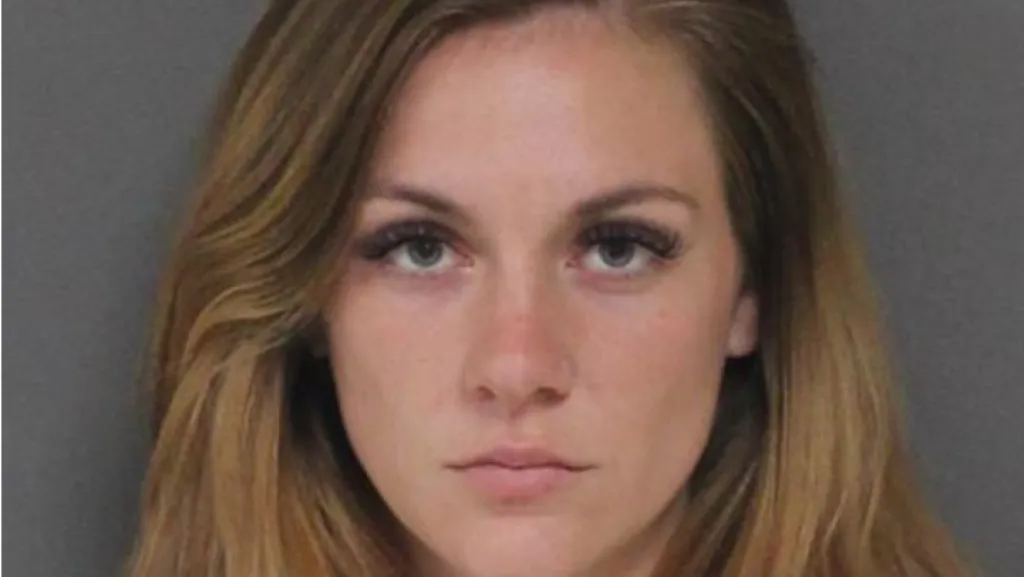 影／美國25歲女遭控性侵2歲幼童　還拍下影片存手機被抓包！遭警方逮捕