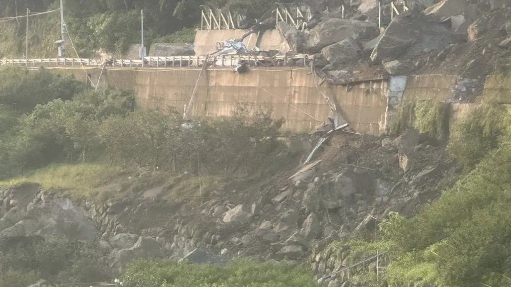 怵目驚心！苗62線邊坡超大石塊崩落交通中斷　大貨車駕駛遭波及手腳擦挫傷