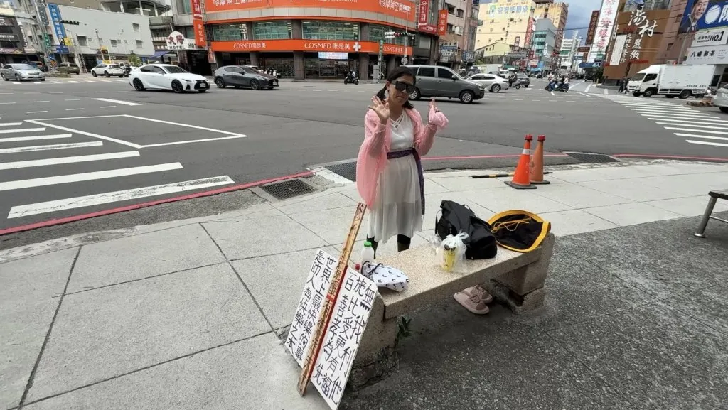 台中中清路口「正能量舞者」引注目　每天跳舞7、8小時盼帶給路人歡樂
