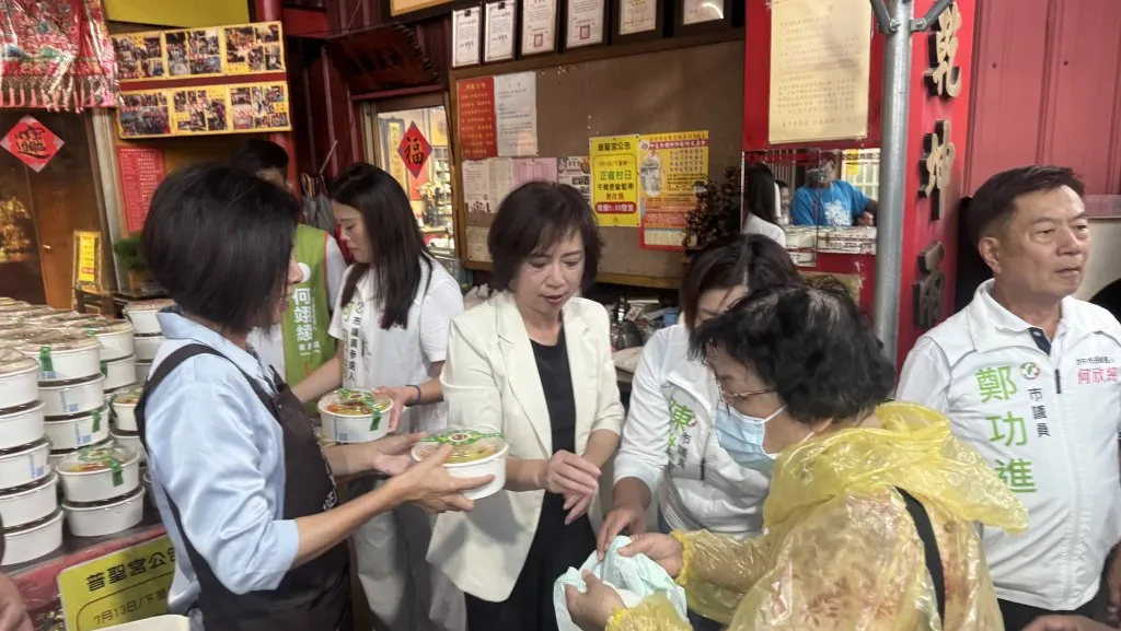 普聖宮愛心便當結緣九年不間斷 攜手正直村發放500份便當傳遞溫暖