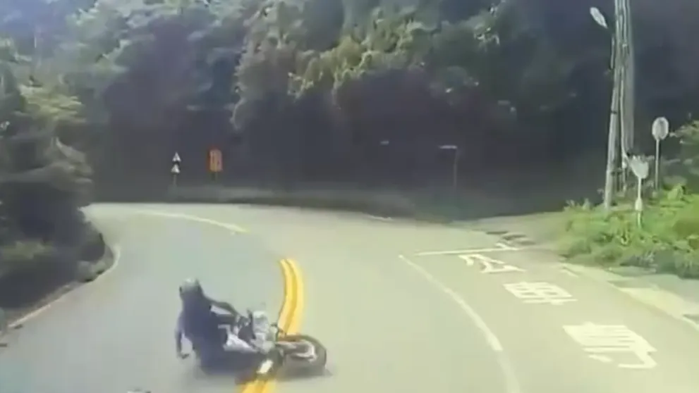 北宜公路大型重機過彎自摔! 車撞對向大貨車騎士輕傷