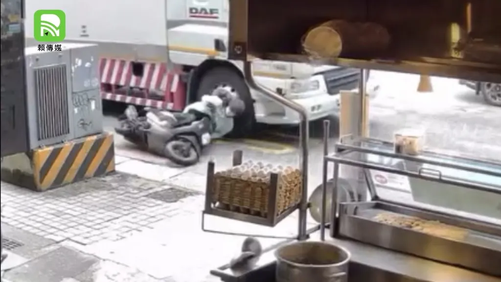 貨車擦撞機車驚險瞬間曝光!騎士倒地險遭輾 桃園蘆竹民眾直呼「差點命案」