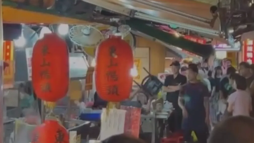 豐原廟東夜市攤商越界爆衝突! 肢體推擠砸攤兩攤商受傷