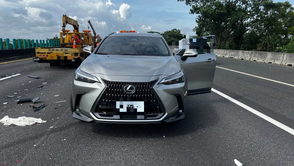 國道1號雲林段追撞事故！小貨車猛撞前車　Lexus車尾全毀1女受傷送醫