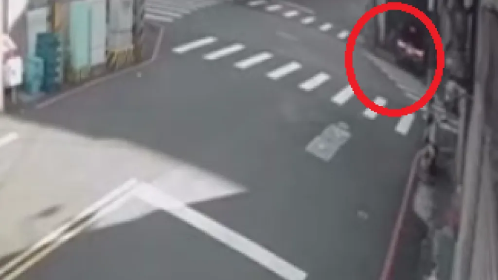 撿手機失控撞店家! 台中71歲阿伯開車分心肇事