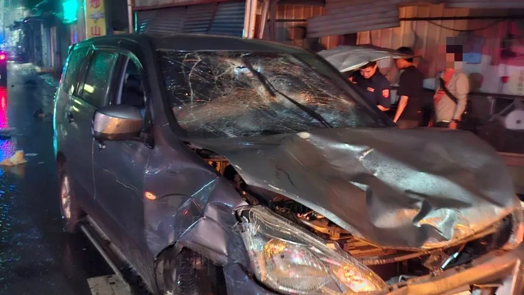 毒駕失控撞飛待轉機車!轎車衝進店家 車內搜出依托咪酯煙彈