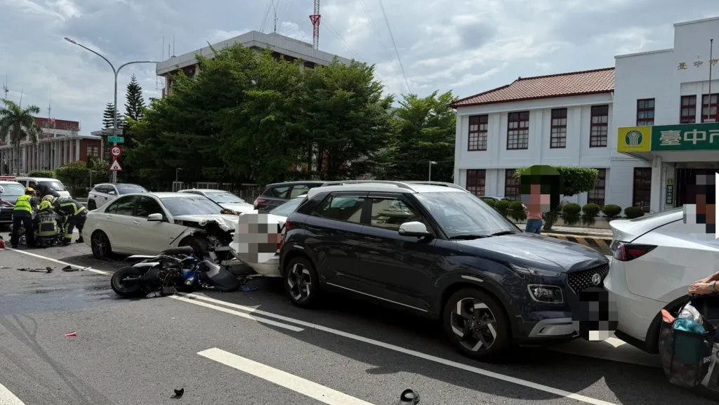 豐原5車連環撞!女駕駛涉毒駕衝撞6車2機車 驗出依託咪酯、安非他命等4類毒品陽性