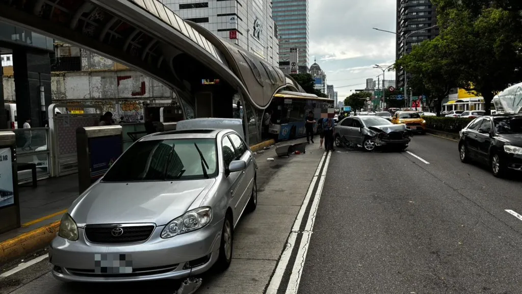 台中科博館BRT優化公車站公車與兩車相撞！　4人受傷