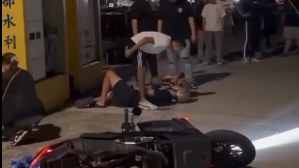 影/南寮漁港深夜車聚出事了!騎士失控爆衝撞圍觀母女倒地 旁人目擊氣炸衝上前巴頭痛扁
