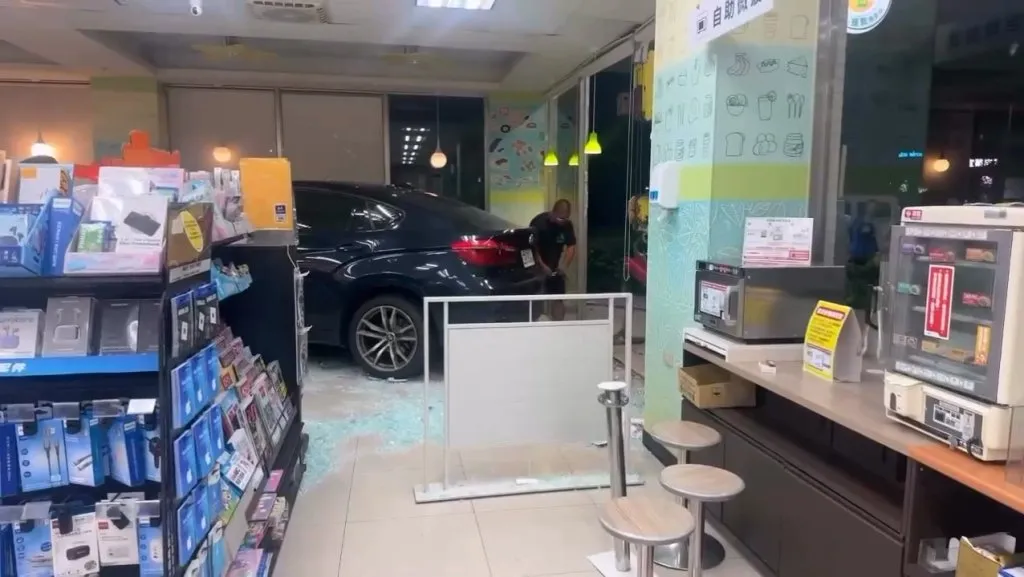 影/嘉義晚間車禍!男駕駛開BMW失控衝進超商 撞破玻璃「整輛塞進店裡」