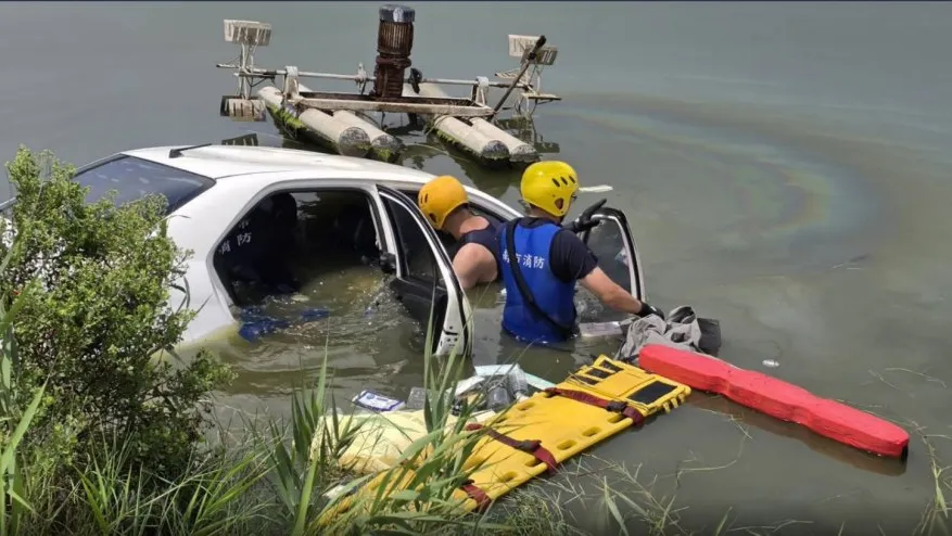 車衝魚塭滅頂!警消搜救3小時 人救出已不治