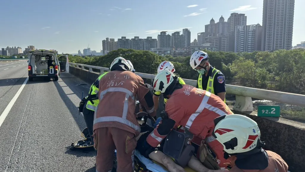 國道1號新竹路段自撞受困車內! 67歲男駕駛OHCA送醫