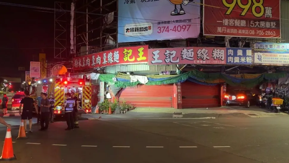 快訊／高雄大寮「BMW撞進麵線糊店」！大量天然氣外洩嚇壞居民