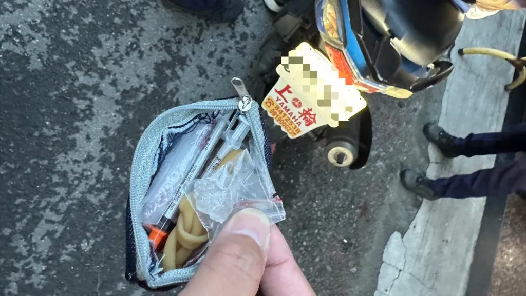 蛇行男急喊「我只是沒駕照」　下一秒抱緊手套…警秒懂了