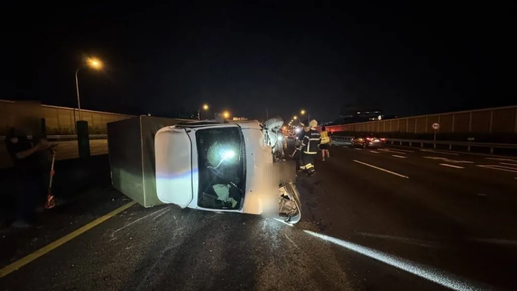 國道1號鼎金路段3車事故！小貨車自撞翻覆　1女駕駛輕傷送醫