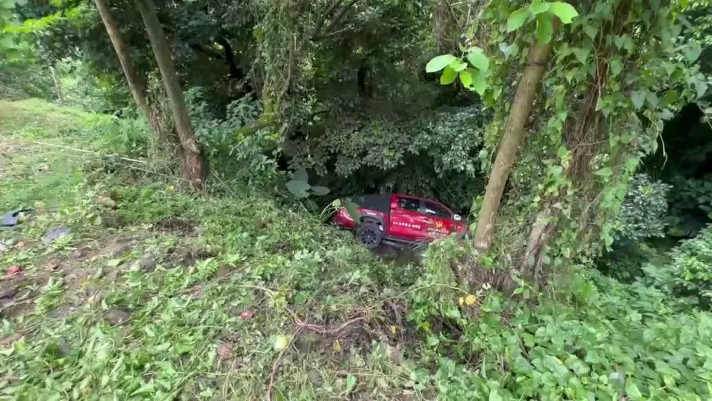 ▲消防山訓出意外！勤務車煞不住衝落山溝　4人驚魂送醫。（圖／記者王俊勝 翻攝）