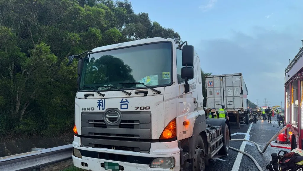 國3沙鹿段火燒車釀1死！自小客猛撞貨櫃車全面燃燒　死者身分待確認
