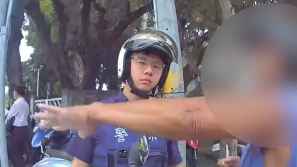 警察面前連揉爛兩張罰單丟掉！　豐原無照騎車男慘了
