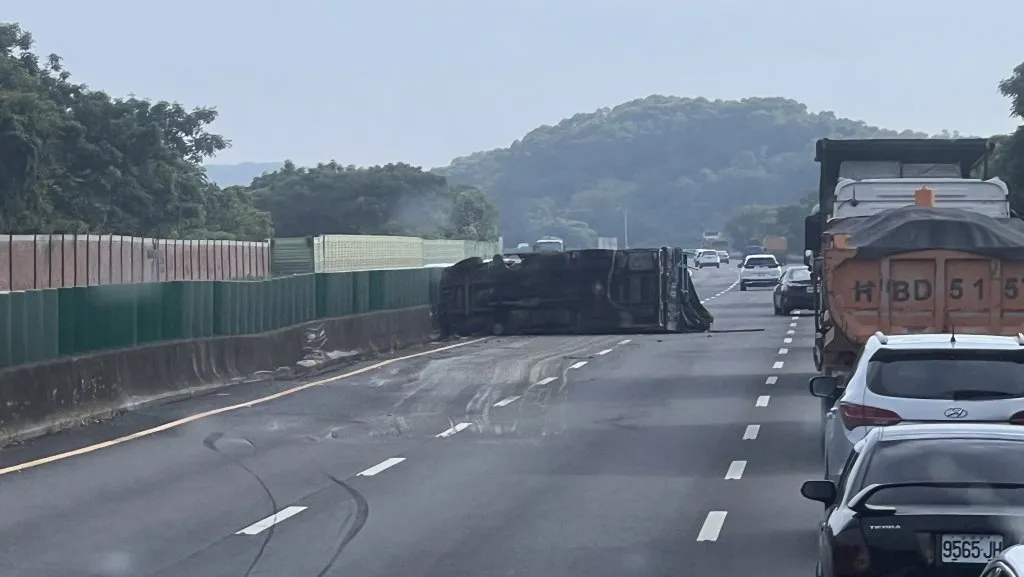 國道3號苑裡路段事故！　大貨車撞護欄翻覆