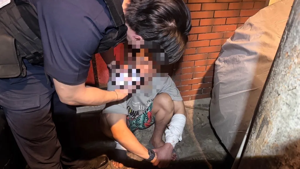 中和驚悚夜！情緒失控男劃破瓦斯軟管縱火　持刀與警對峙15分鐘遭逮捕