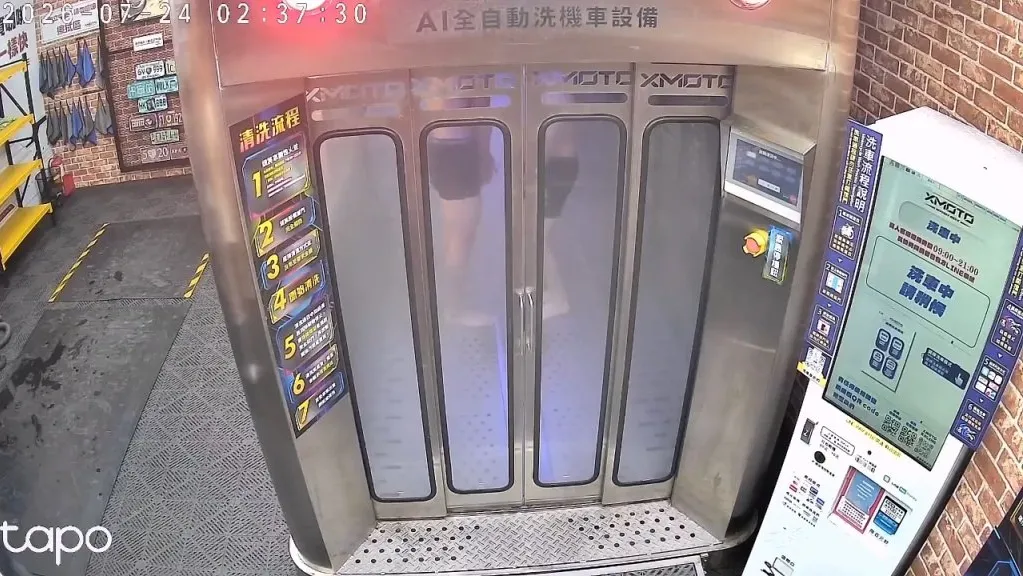 影／把洗車機當淋浴間！2男僅穿四角褲「給高壓水柱狂沖」　一旁友人笑翻