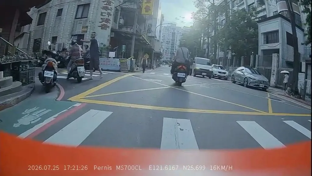 影/未禮讓 vs 打人!行人過馬路疑不滿女騎士轉彎沒停下 近身直接出手巴她頭