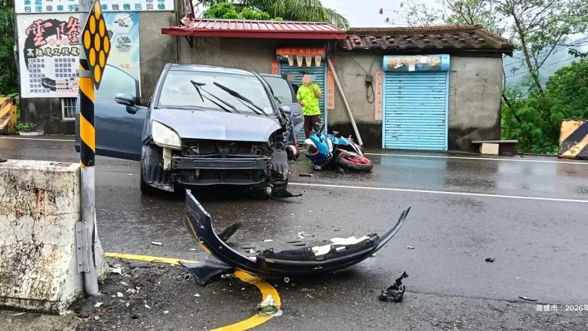 快訊／轎車失控猛撞安全島！重機煞車不及再撞上　台3線驚魂3人送醫