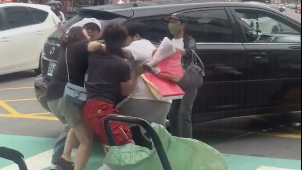 影／未禮讓變大亂鬥！女行人疑狂嗆還踹駕駛小孩　駕駛爆氣把她壓地狂揍