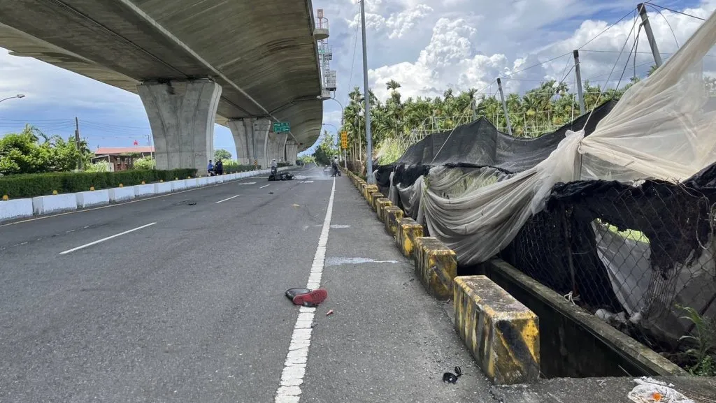 國道三號南州段平面道路死亡車禍！　機車撞路緣石墩騎士摔落水溝死亡