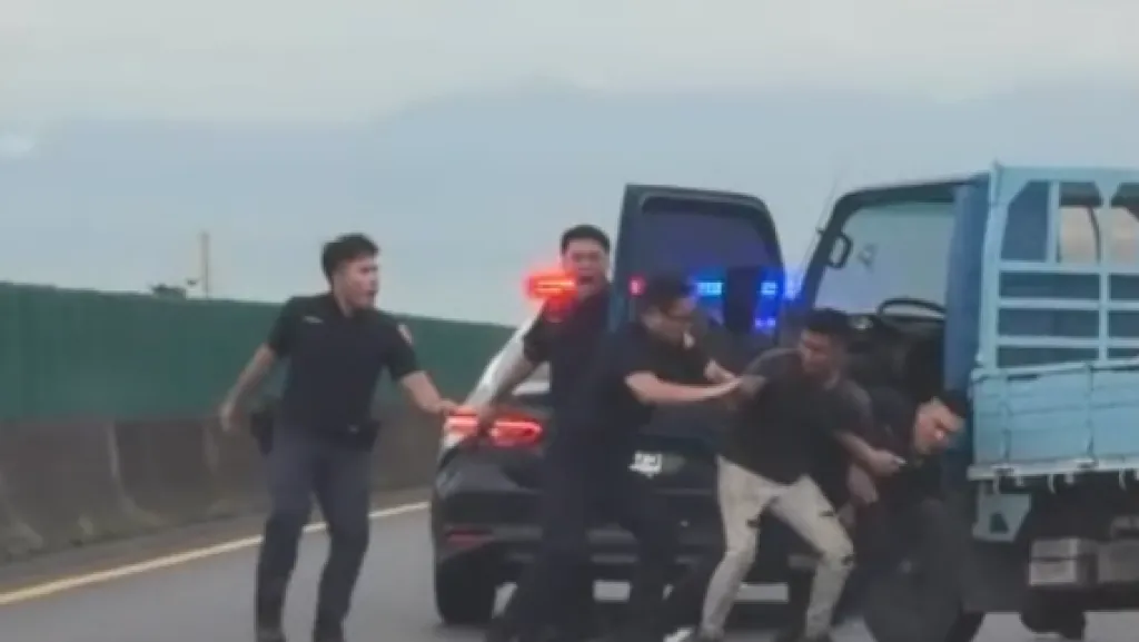 台82線攔車逮人！貨車拒絕警方盤查逃逸　朴子分局警車攔截圍捕