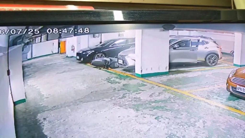 影／停車位內停汽車加機車　隔壁車開出「撞倒機車」！疑機車車主PO文問：這種情形怎麼處理