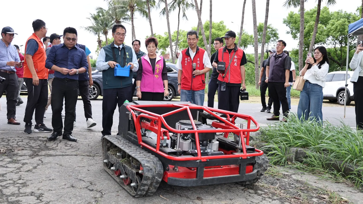 告別高風險人工除草 台南仁德滯洪池導入油電混合履帶割草機提升維護效率