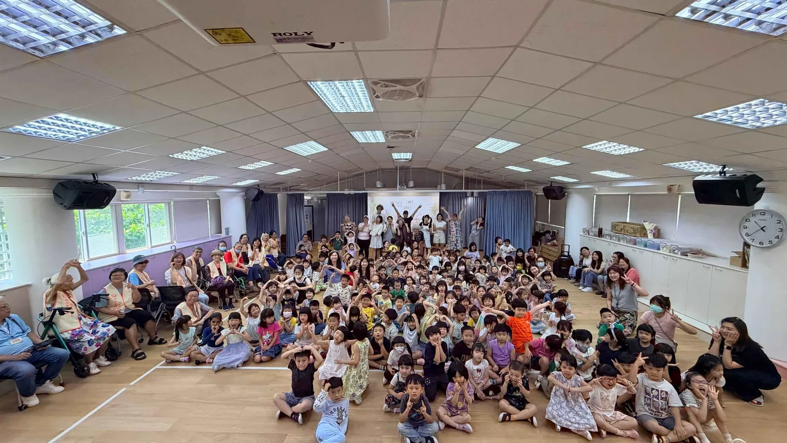 育航幼兒園家長深情演出《威威找記憶》 孩子用歌舞溫暖社區長輩的心